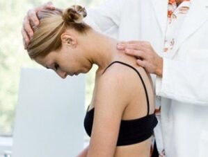 doctor examines the neck for osteochondrosis